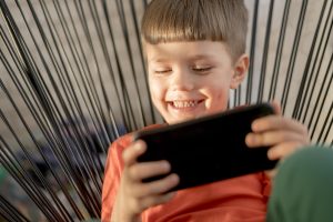 Read more about the article How Books Can Be a Healthier Alternative to Screens for Kids