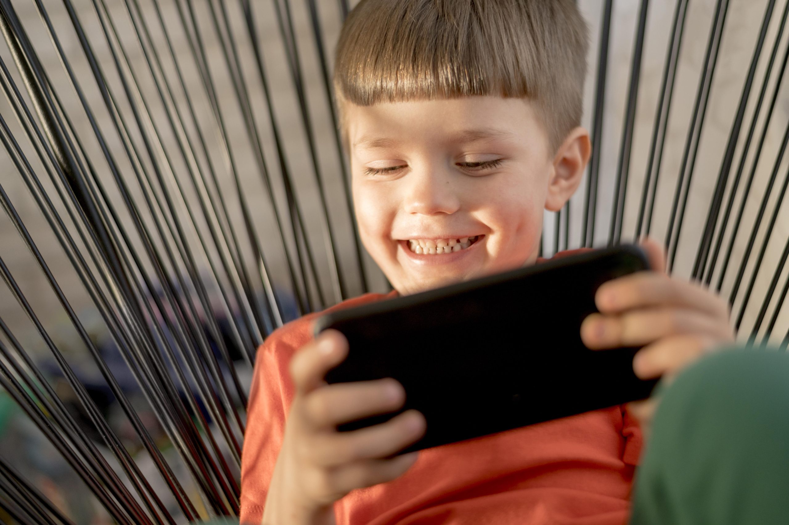 Read more about the article How Books Can Be a Healthier Alternative to Screens for Kids